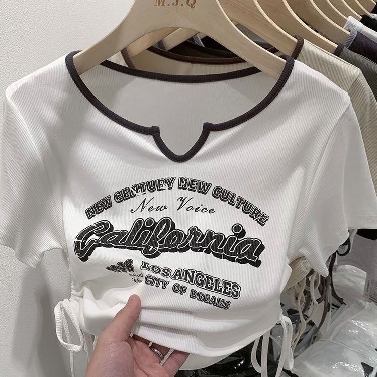 Red American Retro Cetak Huruf Lengan Pendek T-shirt Wanita Leher V Serut Desain Akal 2023 Musim Panas Baru Gadis Panas jaket
