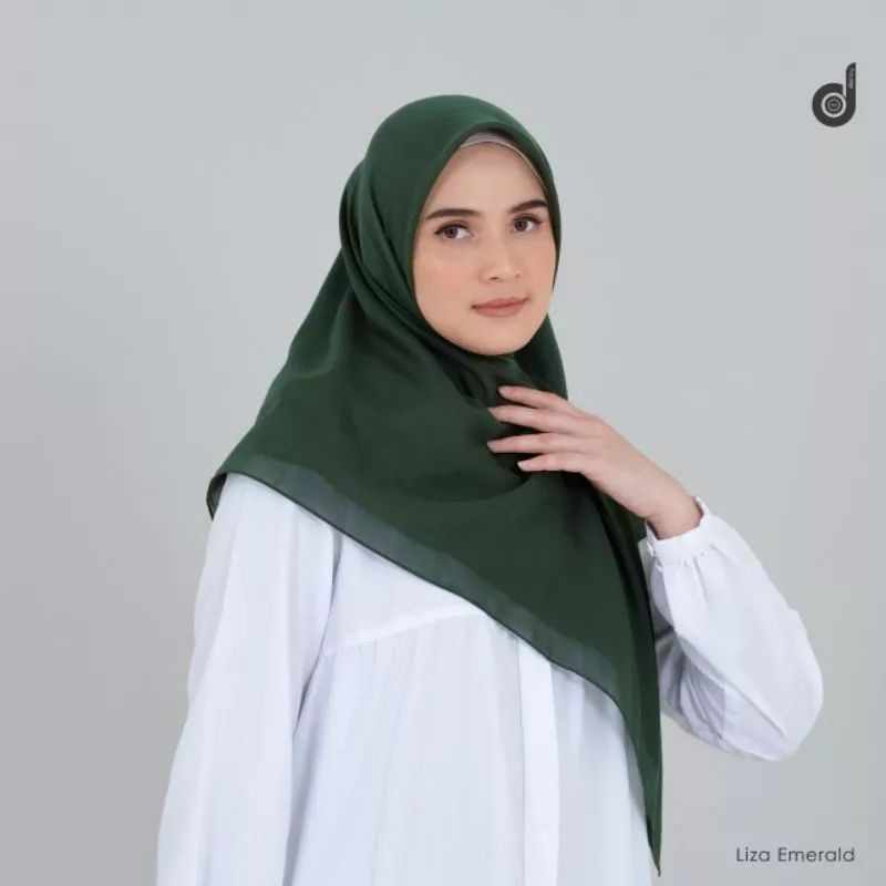 HIJAB DEENAY LIZA EMERALD ( PIN LOGO BARU + MATTE GOLD ) HIJAU BOTOL