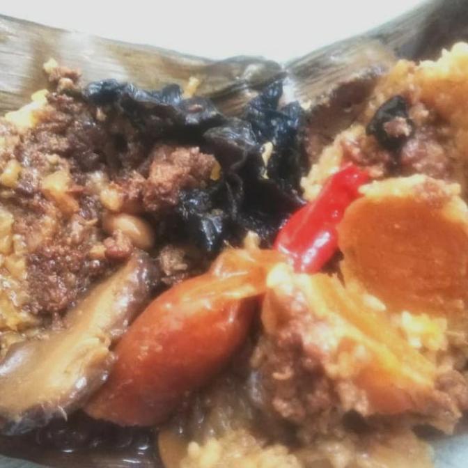 

BACANG SPECIAL ISI DAGING BABI/ DAGING AYAM, TELUR ASIN, JAMUR, RAWIT
