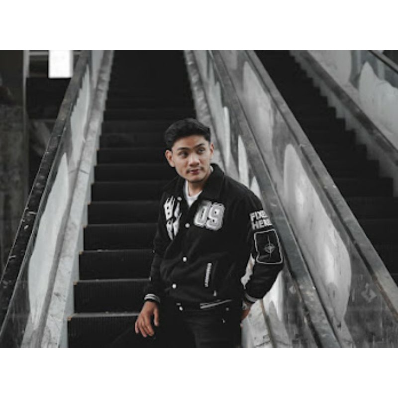 Jaket Pria distro / Jaket pria Varsity Hitam Fixel Trandi
