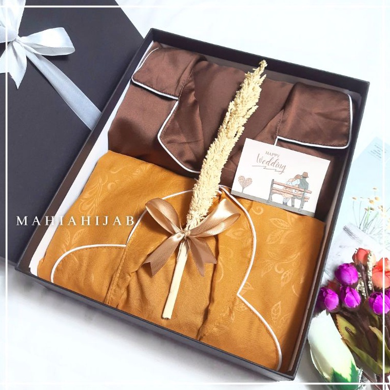 

Top Produk.. Hampers Wedding Piyama Couple Hardbox Exclusive / Kado Pernikahan Baju tidur pasangan / Hadiah Anniversary BGA