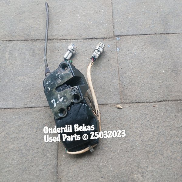 Door Lock Kiri Depan Suzuki Baleno 1997