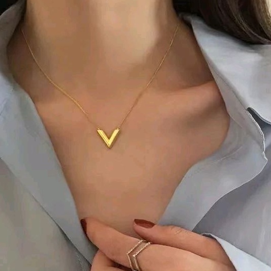 Kalung Huruf V Titanium Asli Anti Karat Lapis Emas