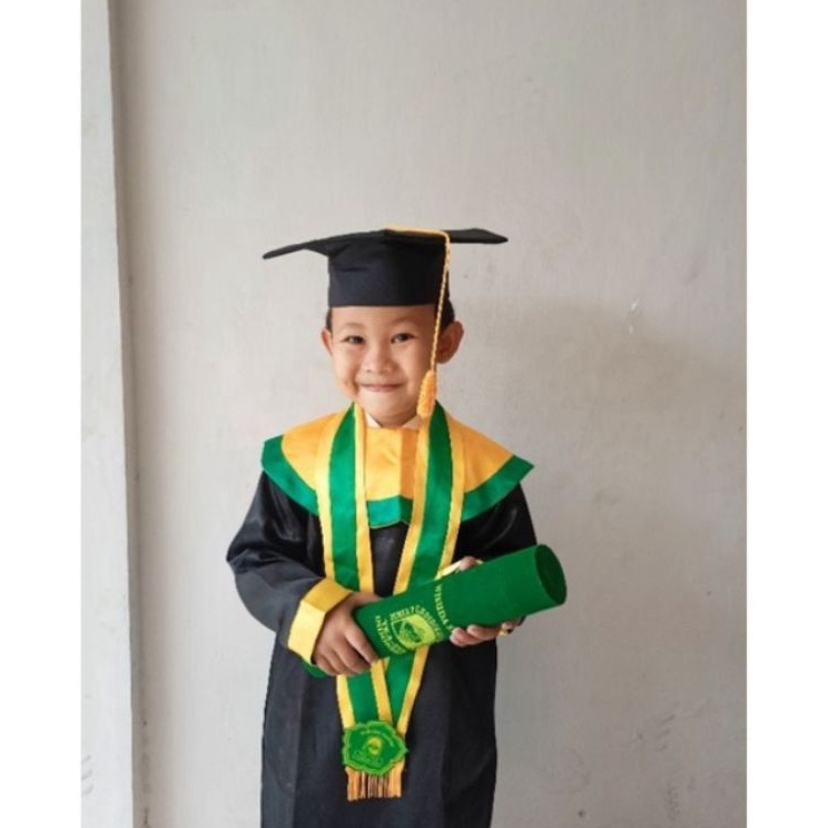 Ready➢ JRIZA Baju Wisuda Anak TK warna hitam dasi kuning lengkap toga dan selendang D54 ←Terkini