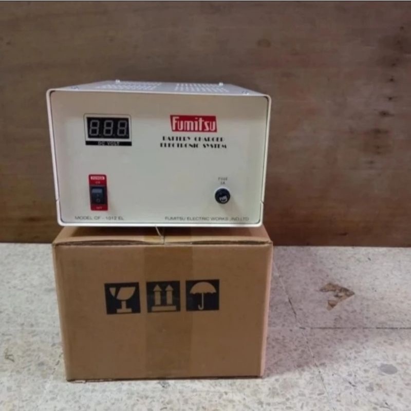 FUMITSU CF 1012 EL FULL AUTOMATIC BATTERY CHARGER 12V 10A
