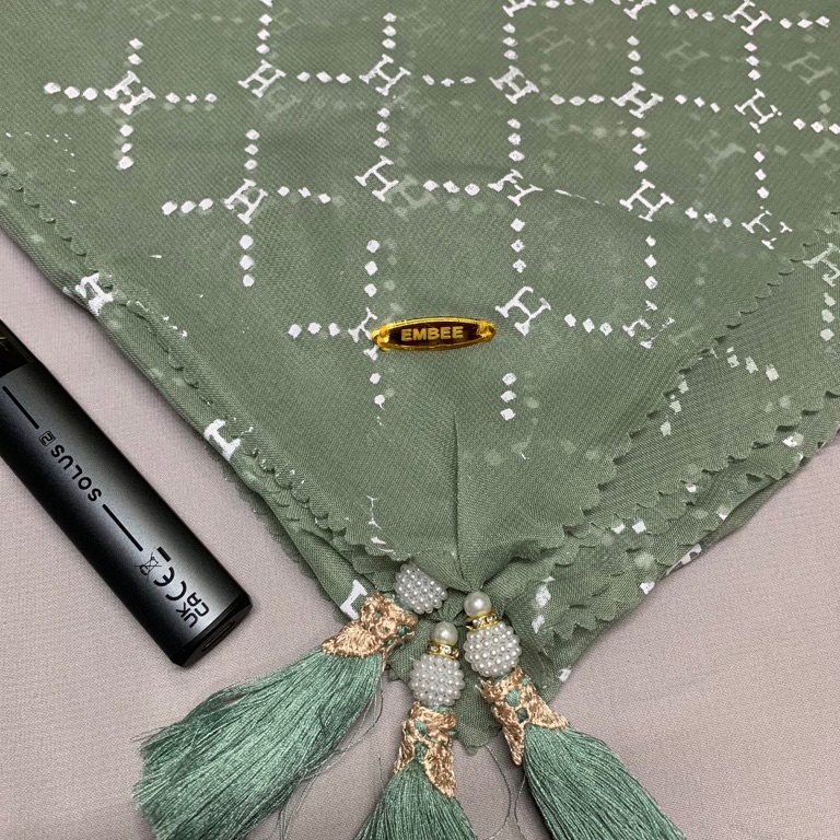 Modern.. kerudung hijab segi empat BELLA SQUARE MOTIF TASSEL pompom bahan pollycotton dan seri warna lengkap hijau sage green / matcha