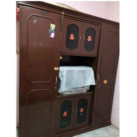 lemari pakaian bekas