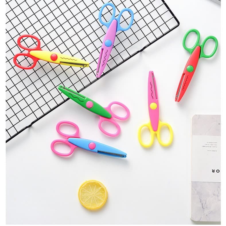 Gunting Pola Bentuk Gerigi Premium Serbaguna Pemotong Scissors Tajam Gelombang Kertas DIY Alat Bahan Stainless Steel Berkualitas Alat Peralatan Perlengkapan Anak Sekolah Craft Art Seni Potong Cut Karton Bufalo Paper Plastik Plastic Grosir Prakarya Malang