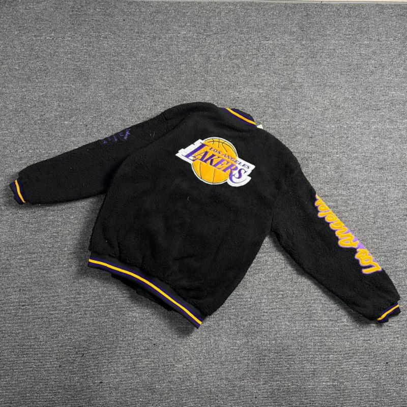 JAKET BOMBER VARSITY LAKERS LOS ANGELES SHERPA BORDIR FULL TAG LABEL CASUAL HYPE