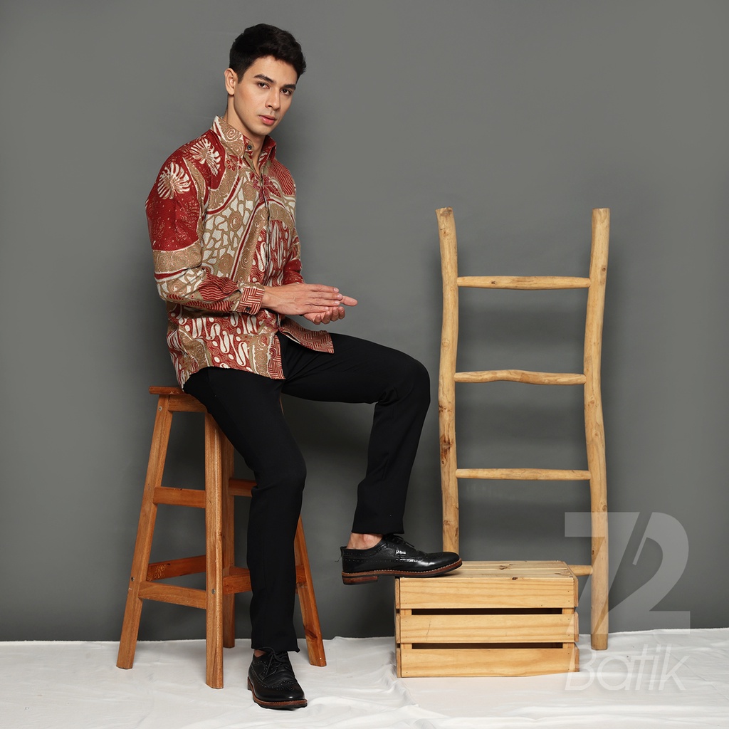 KEMEJA BATIK PRIA LENGAN PANJANG Kemeja Dobby Slimfit Motif Parang Roll Warna Merah Maroon 723152 Cap 72 - Baju Kemeja Atasan Pakaian Setelan Batik Pria Cowok Laki Laki Remaja Keluarga Kantor Lengan Panjang Modern Slimfit Slim Fit Premium Kekinian