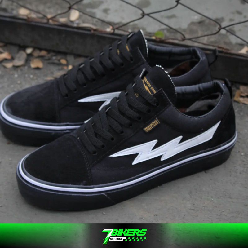 SEPATU WORD DIVISION CLASSIC TRIPLE BLACK