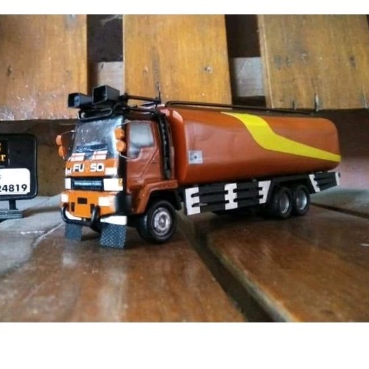 Miniatur truk Fuso tangki oren