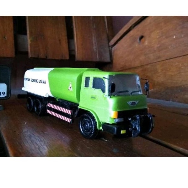 Miniatur truk Hino tangki minyak
