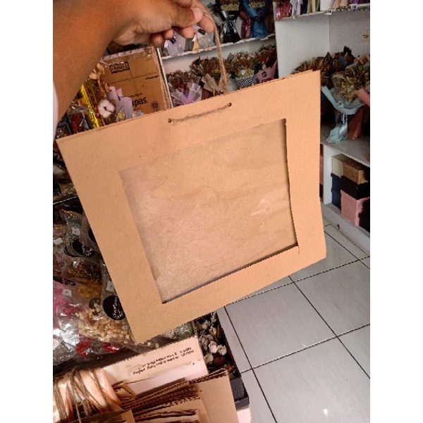 

paper bag sedang+mika ukuran 31x34cm