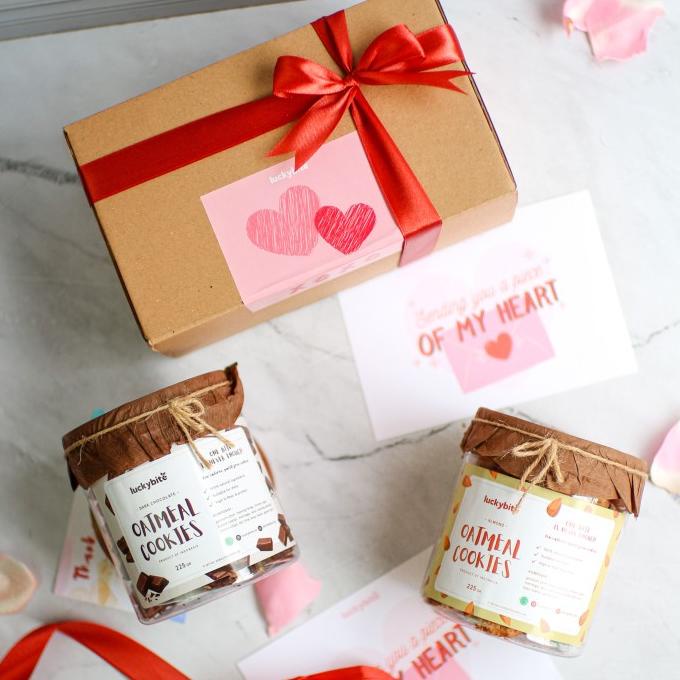 

Valentine Hampers - Oatmeal Cookies 2 Jar + FREE Greeting Card + Pita