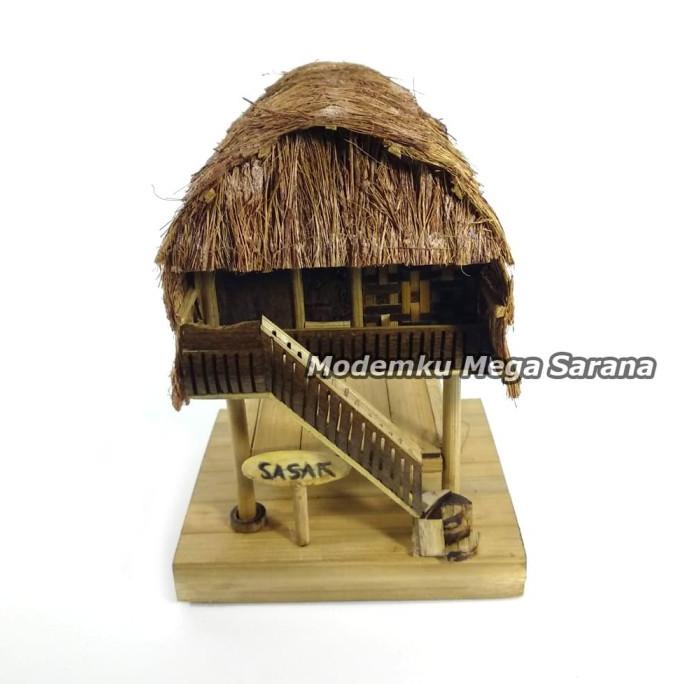 Miniatur Rumah Adat Lombok / Rumah Adat Sasak dari bambu div01