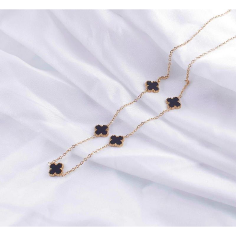 kalung titanium fashion clover hitam kecil bolak balik hitam