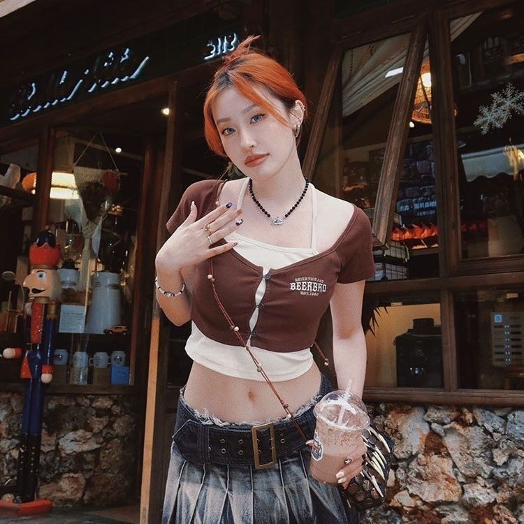 Red Gaya Amerika Palsu Dua Potong Atasan Hot Girls Street Paragraf Pendek Warna Kontras Bordir Menggantung Leher Lengan Panjang T-shirt Wanita musim Semi dan Musim Panas Baru Pasang