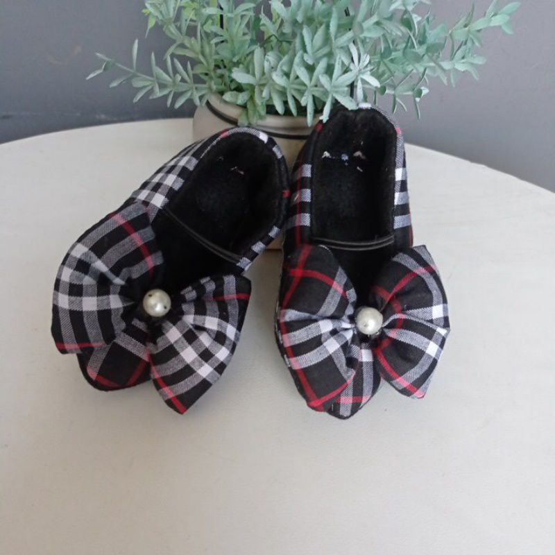 heels bulberry hitam (0-12bln)