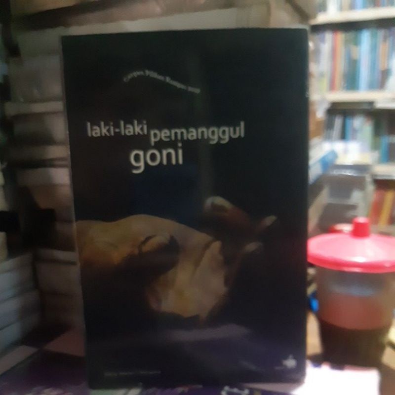 laki laki pemanggul goni