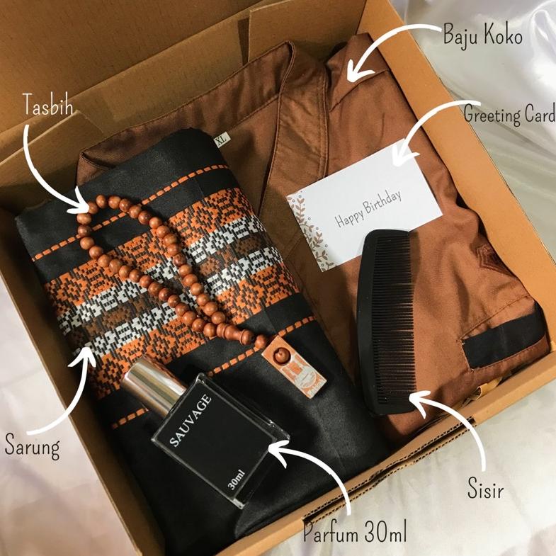 

4.4 Promo >> [B1126][COKLAT]KADO SARUNG DAN BAJU KOKO/KADO ULANG TAHUN/KADO COWOK/HADIAH ULANG TAHUN/KADO PACAR/KADO ANNIVERSARY/KADO PERNIKAHAN/KADOWEDDING/HADIAH COWOK/GIFT BOX COWOK/HAMPERS COWOK