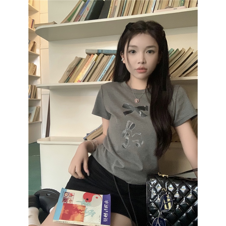 Red kaos 2023 Niche Kelinci T-shirt Wanita Musim Panas Retro Abu-abu Bahu Depan Lengan Pendek Slim Fit Kemeja In Top pasang
