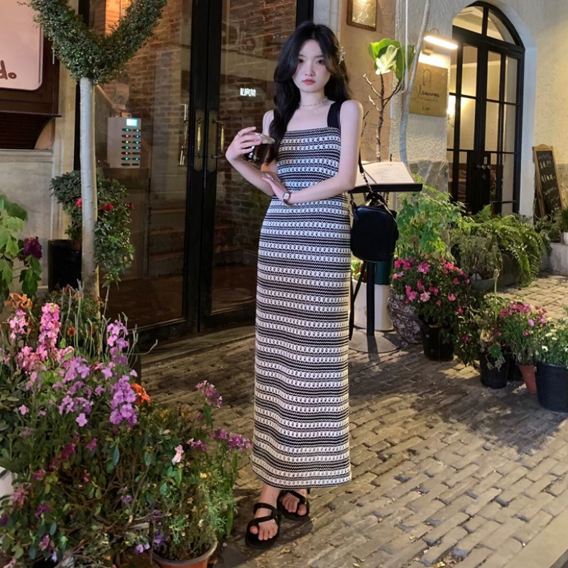 Red Teh Gaya Hitam dan Putih Bergaris Suspender Gaun Wanita 2023 Musim Panas Baru Pakaian Wanita High-End Rasa Peri suspender Rok Panjang