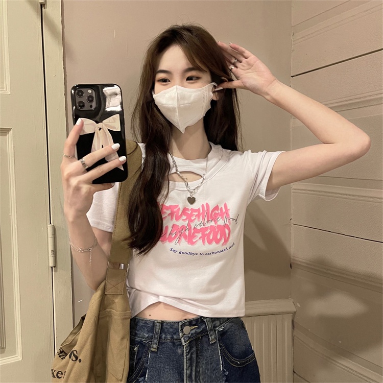 Red American hot girl lengan pendek T-shirt wanita musim panas 2023 rasa desain baru ceruk bahu depan slim top pendek in pasang