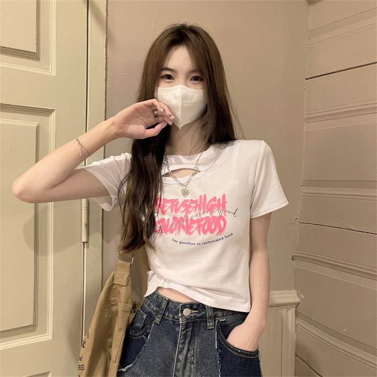 Red American hot girl lengan pendek T-shirt wanita musim panas 2023 rasa desain baru ceruk bahu depan slim top pendek in pasang