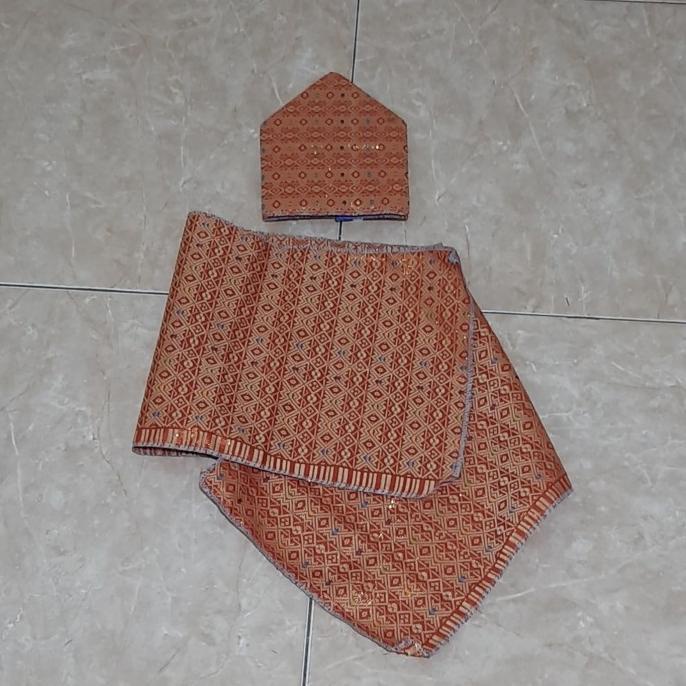 Kain Setengah Anak dan Topi Songket
