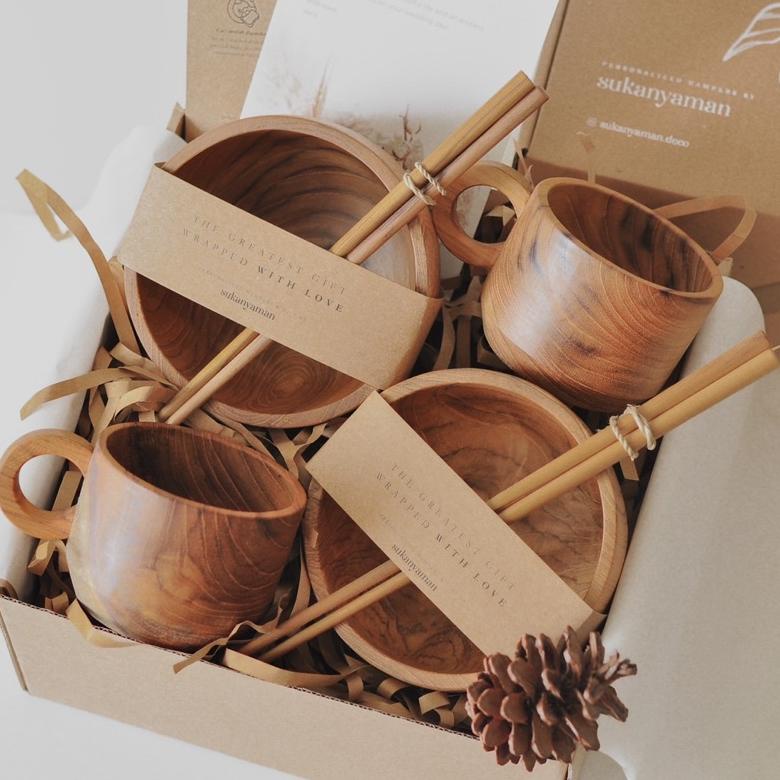 

Terbaru Wedding Gift Set | Hadiah Pernikahan | Hampers Peralatan Makan Kayu Jati | Birthday gift set | Wedding Hampers | Kado pernikahan