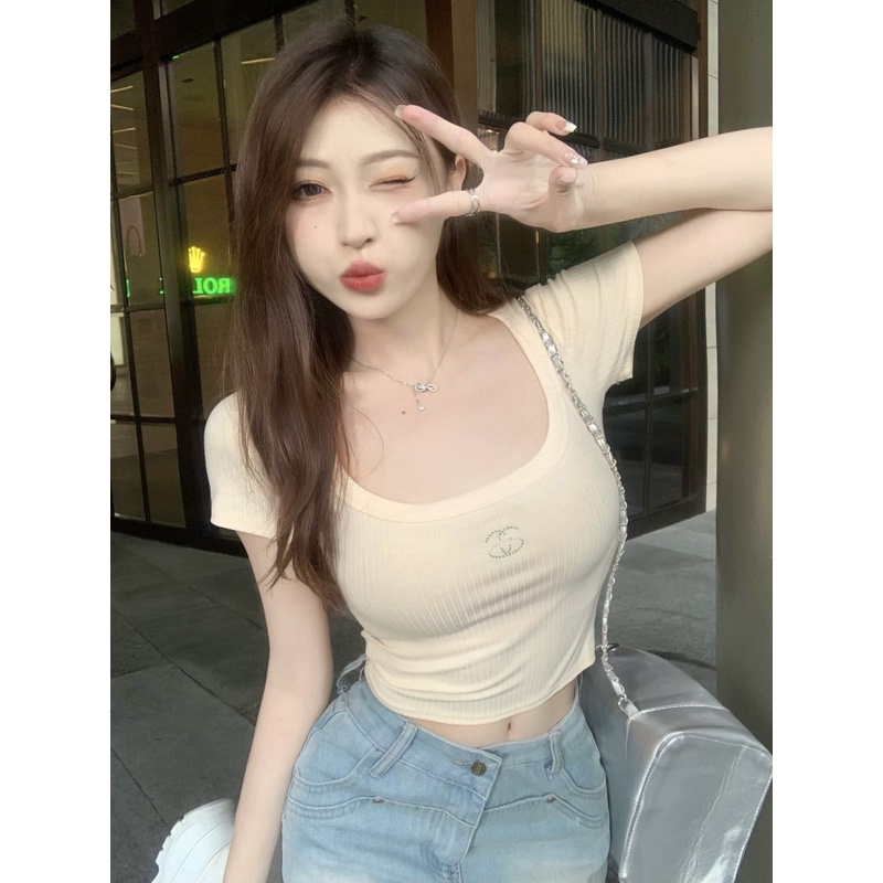 Suhao Pure Desired Wind Kerah Persegi Bahu Depan Lengan Pendek T-shirt Wanita Musim Panas 2023 Baru Manis Gadis Seksi Slim Fit Versi Kecil Pendek Atasan Kaos Import Wanita Kaos Wanita Gaya Korea Lengan Pendek Kaos Pendek Perempuan