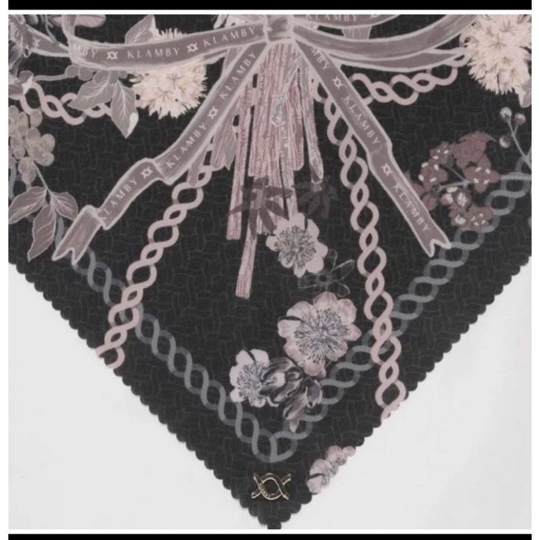 preloved wearing klamby cendana scarf