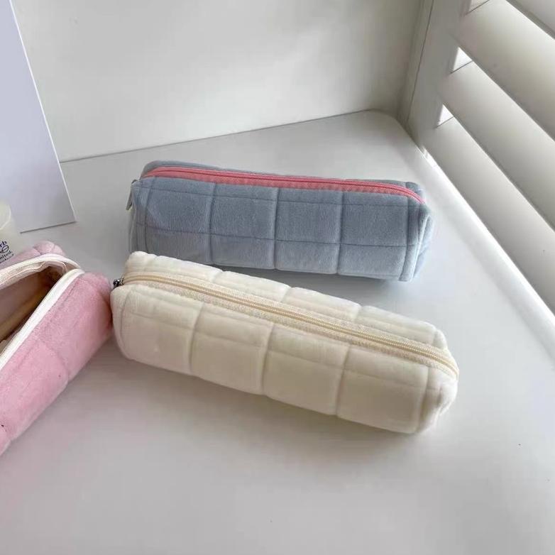 

Baru - Gifu Fluffy Pencil Case / Kotak Pensil Empuk Lembut / Kotak Pensil Bantal Aesthetic Korea / Kotak Pensil Kotak Kotak