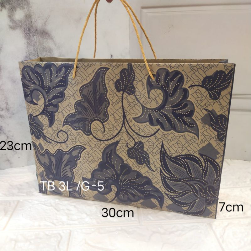 

Paper bag Kertas Lebar Motif Batik dan Bunga ukuran 23x30x7cm