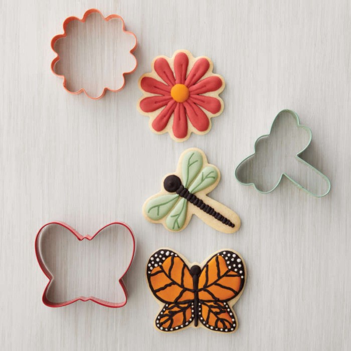 

Wilton Cookie Cutter Motif Spring Floral Set 3pcs