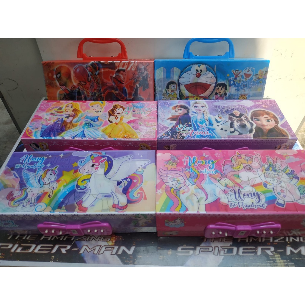 

KOTAK PENSIL 3D DENGAN KODE/SANDI MOTIF ANAK, TEMPAT ALAT TULIS TINGKAT 3 KARAKTER