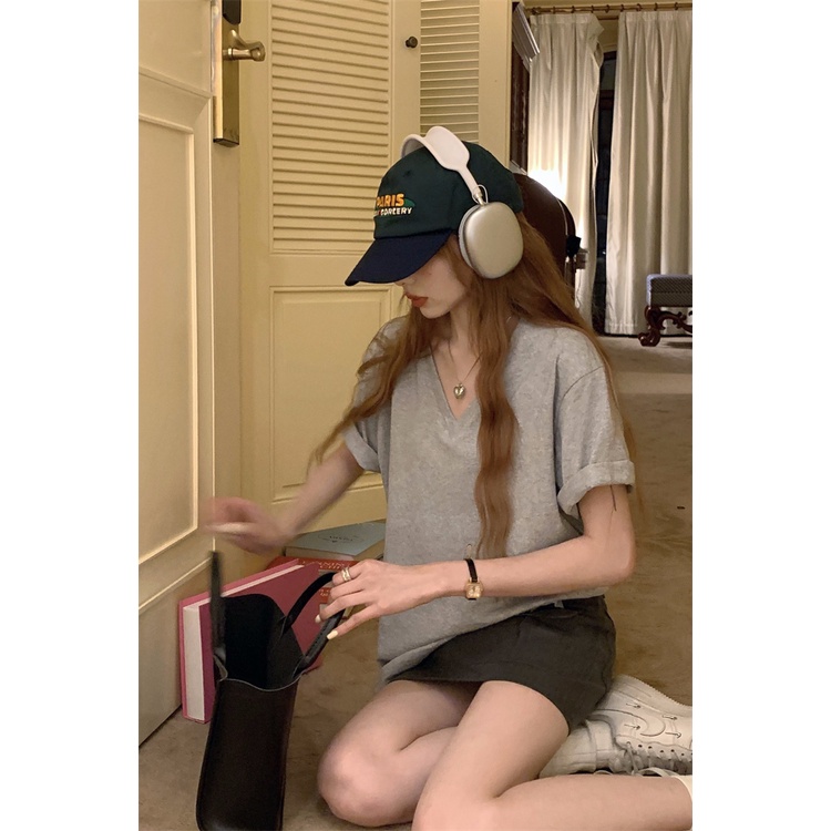 Red Design sense niche v-neck simple lengan pendek T-shirt wanita musim panas longgar 2023 baru slimming all-match atasan abu-abu