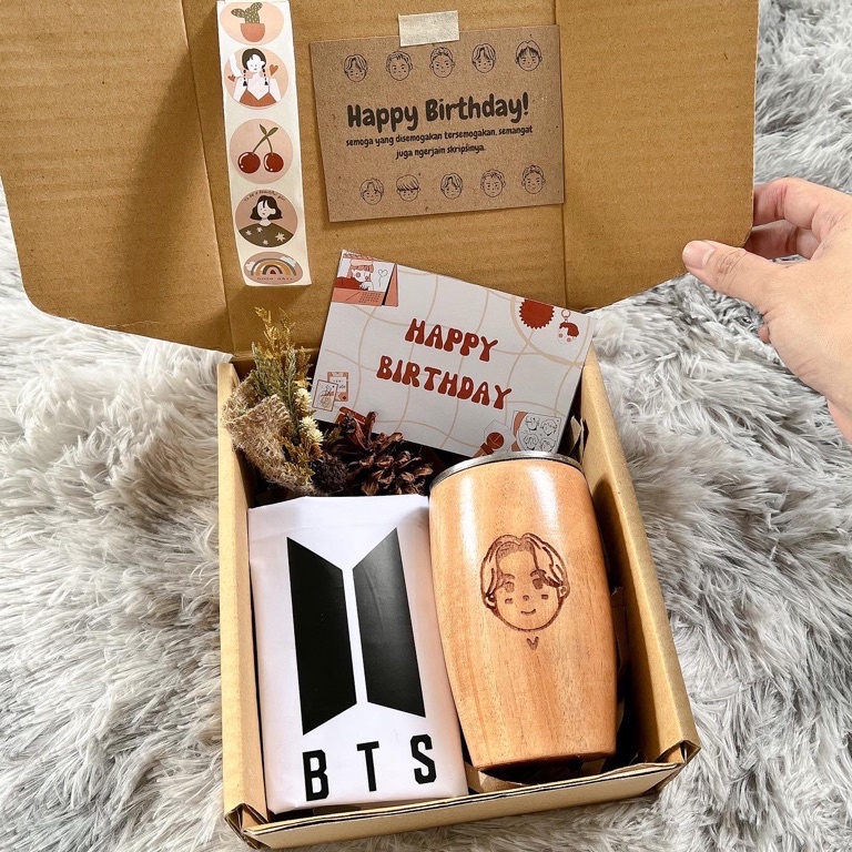 

Star 12.12 Hampers BTS / FREE UKIR GRAFIR NAMA / parcel lebaran / /hampers lebaran / Kado Pernikahan / Hampers Wedding / Kado Ultah / Kado Wisuda / Hadiah Aesthetic / Hampers Ultah / Hampers Unik / Wedding Gift / Kado Birthday / Kado natal / Parcel / Ka