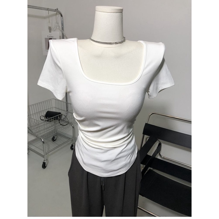 Red Simpan untuk dirimu sendiri! Tidak peduli bagaimana Anda memakainya, Anda tidak akan bosan. T-shirt lengan pendek lipit kerah persegi, slim fit, atasan hem melengkung, musim panas