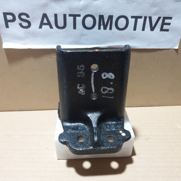 HANGER HELPER BELAKANG MITSUBISHI CANTER LH ORIGINAL MC122995