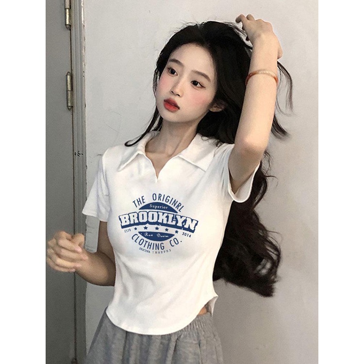 Red Sweet College Style 2023 Baru Slim-Fit Bahu T-shirt Wanita Lengan Pendek Musim Panas Pendek Niche Polo Shirt Top