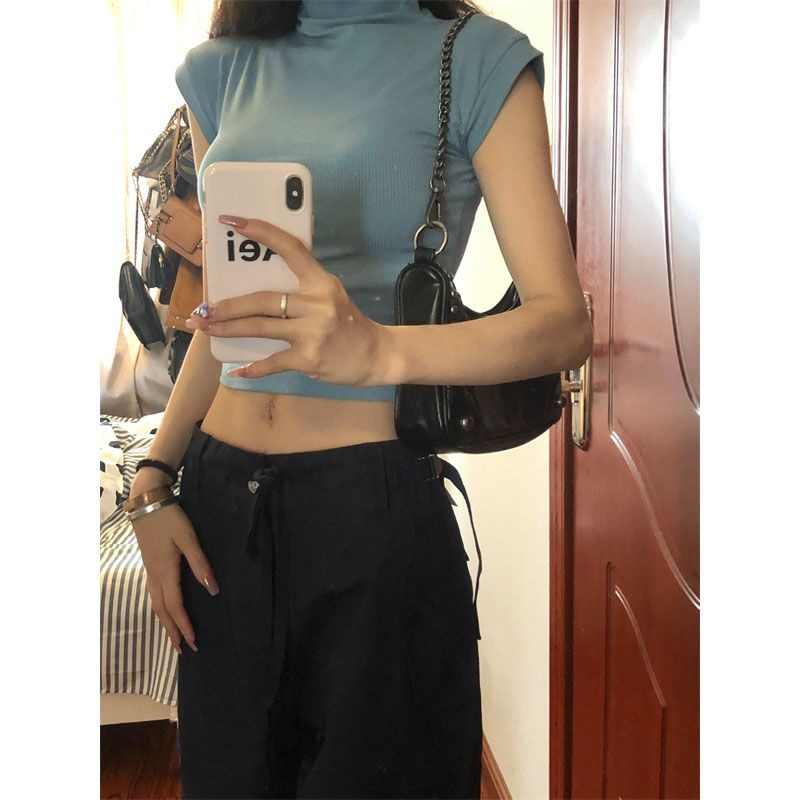 Red T-shirt slim fit tanpa lengan kerah setengah tinggi versi Korea untuk musim panas wanita bagian tipis dengan selera desain ceruk hot girl bm atasan pendek