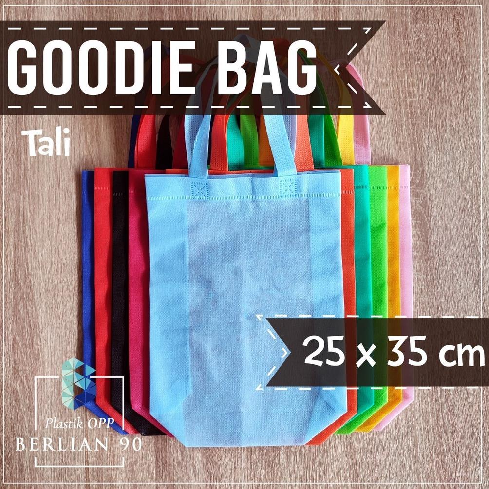 

Promo Tas Spunbond Goodie Bag Handle uk 25x35 cm Isi 12 Pcs Tebal / Goodie Bag / Tas Kain Kantong Polos Goodiebag Souvenir Hampers Ultah