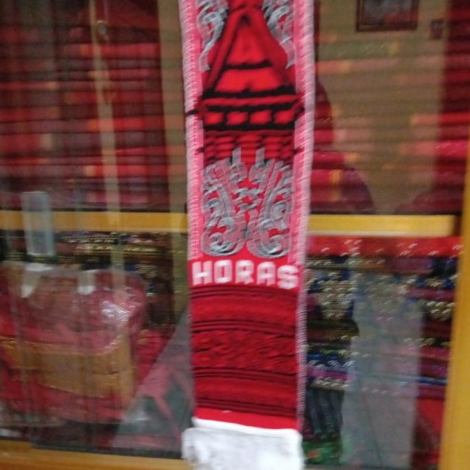 syal etnis Batak motif gorga Batak gambar rumah adat tulisan "Horas"