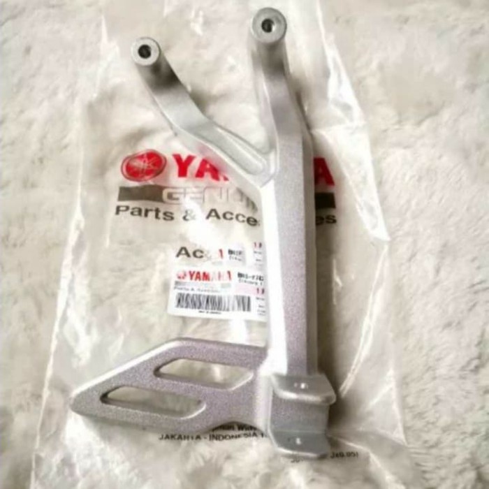 Breket dudukan footstep kiri R15 Vva V3 ori ygp