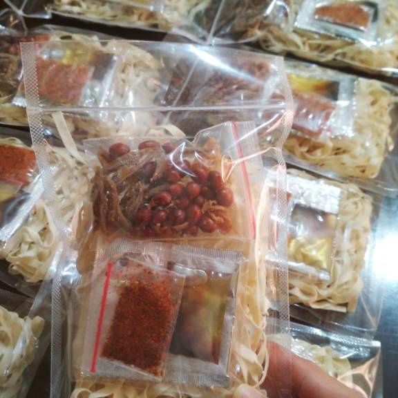 

✔✔SALE✔✔ (HALAL)KWETIAU KUAH MIE LEBAR AYAMBAWANG KACANG TERI