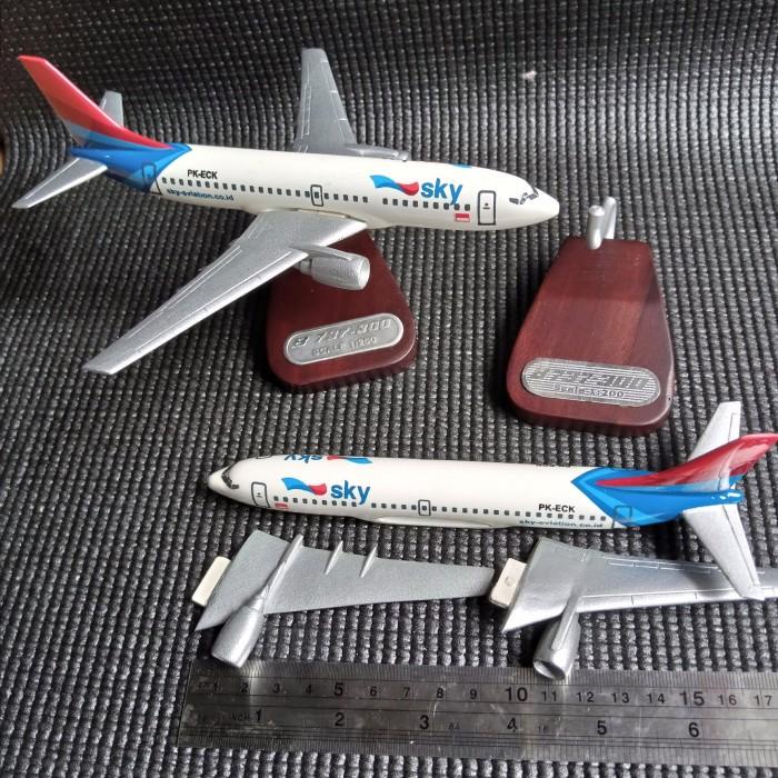 Miniatur Diecast Pesawat Boeing 737-300 Sky Aviation 1:200 Import