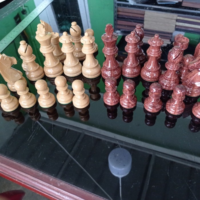 Buah catur plastik super premium motif serat kayu.