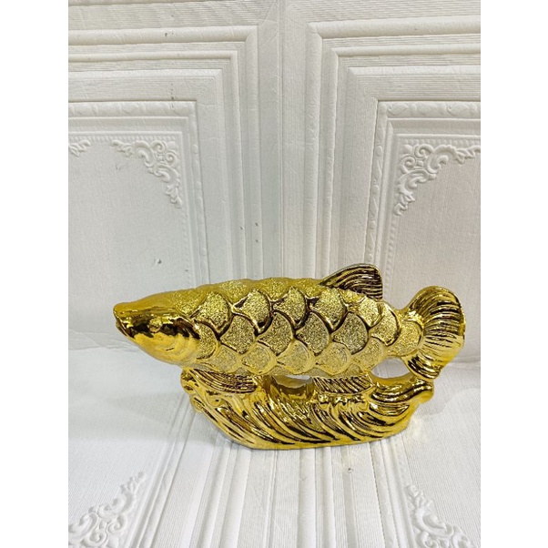Hiasan patung ikan arwana gold
